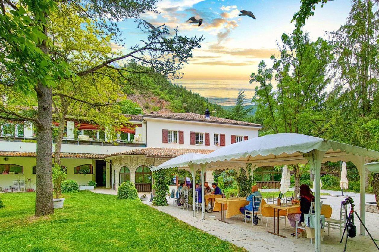Hotel La Ginestra Acqualagna Εξωτερικό φωτογραφία